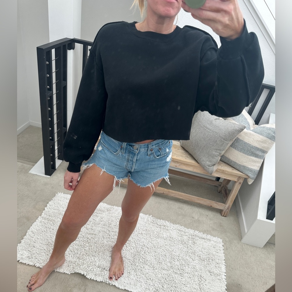 Amazhiyu Black Cropped Sweatshirt Cozy Crewneck Pullover | Size M